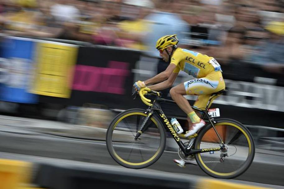 Vincenzo Nibali in giallo a Parigi. Afp